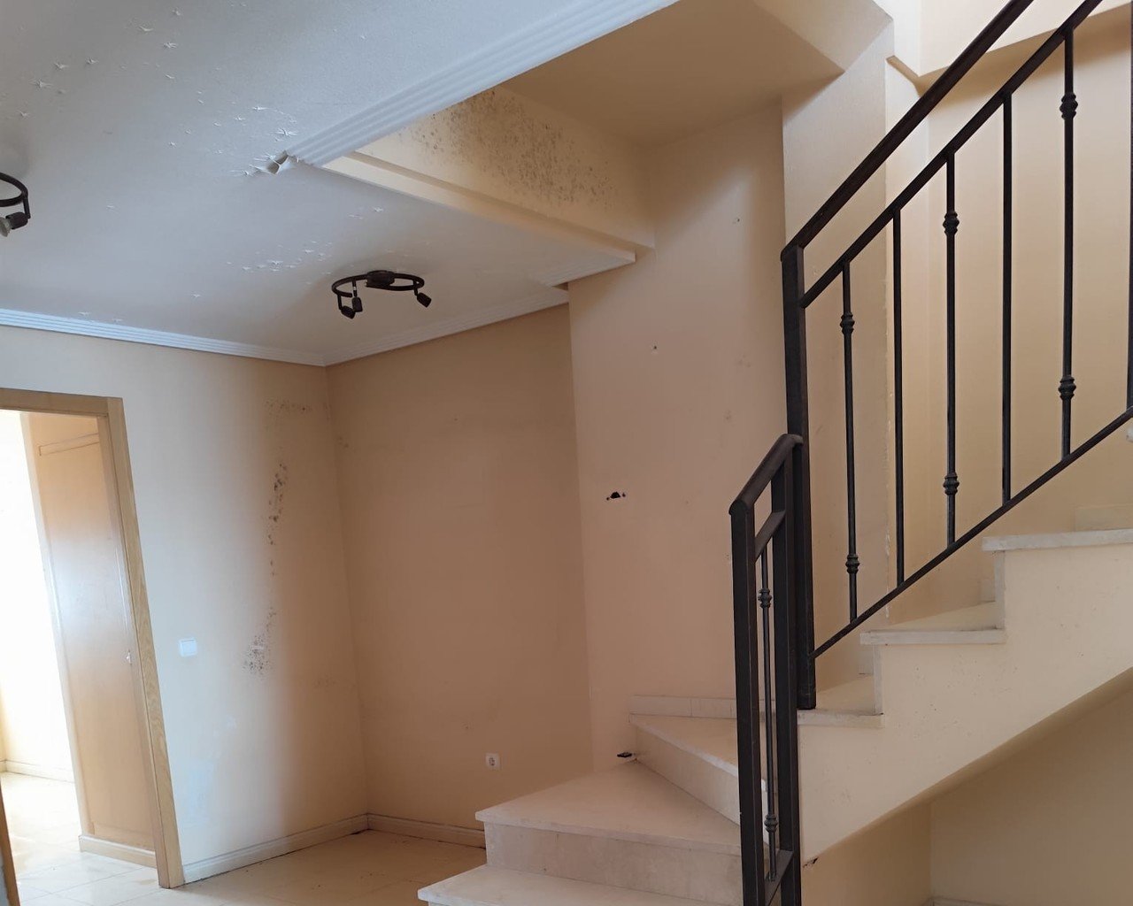 Flat with outbuildings on Calle Poeta Vicente Medina — image 7